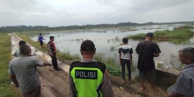 Antisipasi Banjir, Polsek Muara Satu Lakukan Monitoring ke Titik Genangan