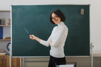 5 Arti Mimpi Bertemu Guru Menurut Primbon Jawa yang Perlu Kamu Tahu