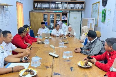 UPTD KPHP TEBO TIMUR SERAHKAN ALAT PEMADAM KEBAKARAN KEPADA MASYARAKAT PEDULI API