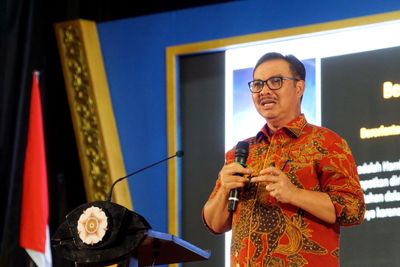 Dihadapan Calon Wisudawan UGM, Wali Kota Yogya Hasto Ingatkan Anak Muda Jangan Jadi Generasi Stroberi