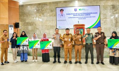 Gubernur Hidayat Arsani Serahkan Kartu BPJS Ketenagakerjaan Bagi UMKM di Belitung