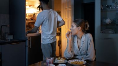 Dampak Makan Malam Terlalu Larut Terhadap Kualitas Tidur