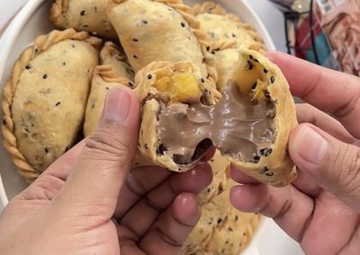 17 Ide Nama Usaha Pastel Pisang Cokelat yang Unik, Kekinian, dan Homey