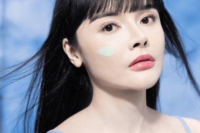 Liburan Akhir Tahun Tetap Glowing! Sunscreen Anti-Iritasi yang Wajib Dipakai Kulit Sensitif