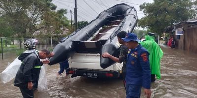 Polairud Lhokseumawe Turun Gunakan Perahu Karet Evakuasi Warga Terendam Banjir