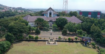 Bukan Resort, Ini Kampus di Indonesia yang Punya Pulau dan Kebun Binatang Mini