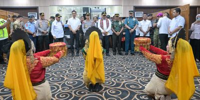 Menko Polkam Djamari Chaniago Mendarat di Aceh, Disambut Peusijuek Adat