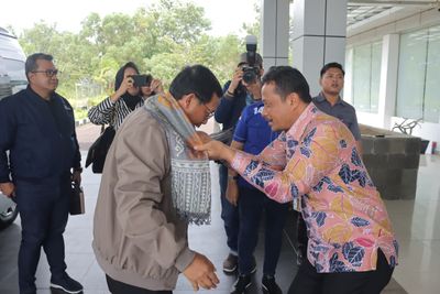 Pj Sekda Fery Afriyanto Sambut Kedatangan Wakil BAKN DPR RI Sekaligus Mengantar Kepulangan Wakil Ketua Komisi X DPR RI di Bandara Depati Amir