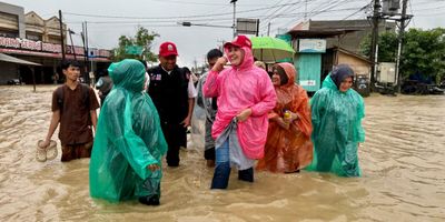 Jalan Nasional Lumpuh, Ketua PKK Aceh Aksi Cepat Tinjau Korban Banjir