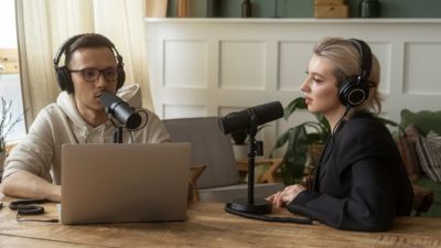 Perbandingan Kejujuran Konten antara Podcast dan Talkshow Televisi