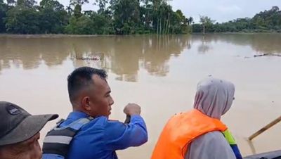 Dramatis, Polres Aceh Barat Evakuasi Pasangan Suami Istri Lansia yang Terjebak Banjir!