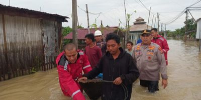Banjir Makin Parah, Polisi Evakuasi Warga Batuphat Barat Pakai Perahu Karet