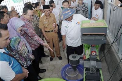 Petani Di Desa Jatirejo Mendapat Bantuan Mesin Canggih dari Yayasan Yatim dan PLN