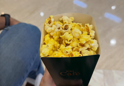 Ketika Popcorn Menemukan Rumahnya di Kursi Bioskop