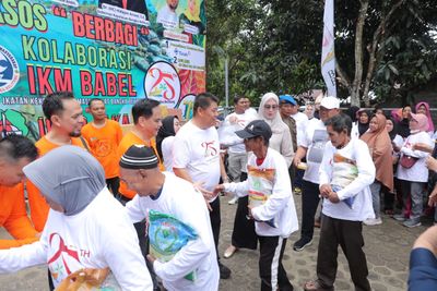 Kolaborasi Pemprov Babel, Berbagi Sembako dalam Rangkaian HUT ke-25 Babel