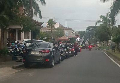 Kemacetan di Jl. Puncak Borobudur Kota Malang, Parkiran Kafe Memakan Setengah Badan Jalan