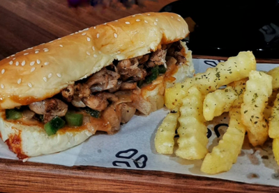 Burger Panjang, Sensasi Baru dengan Roti Bun Memanjang yang Tak Kalah Lezat