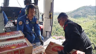Polri Drop Bantuan Logistik dari Helikopter ke Lokasi Terisolasi Banjir di Sumut