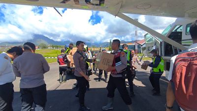 Polres Bener Meriah Jemput Bantuan Sembako BNPB Lewat Bandara Rembele