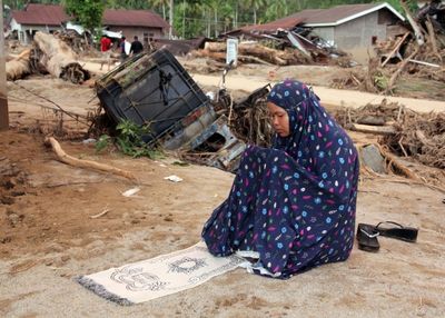 Doa di Tengah Bencana, Wanita Ini Tetap Melaksanakan Salat di Area Terdampak Banjir Bandang Sumut