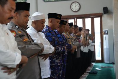 Polda Banten Gelar Sholat Gaib untuk Korban Bencana Alam Sumatra
