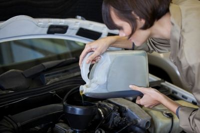 Sebelum Mudik, Kenali Cairan Mobil yang Wajib Diganti biar Perjalanan Tetap Aman
