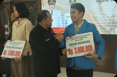 Sejumlah Pelajar dan Mahasiswa di Semarang Mendapat Beasiswa dari Bupati Setempat