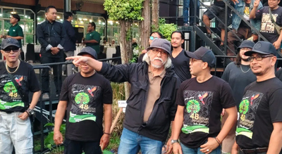 Iwan Fals Tanam Pohon Jati Mas Jelang Konser di Sukoharjo