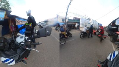 Ngeyel Saat Ketahuan Lawan Arah, Polisi Angkat Ban Depan Motor Pengendara Pria Ini