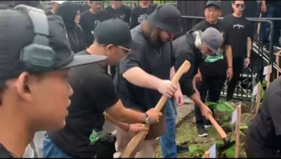 Jelang Konser di Sukoharjo, Iwan Fals Tanam Pohon Jati Emas di Taman Ratu Maulidya
