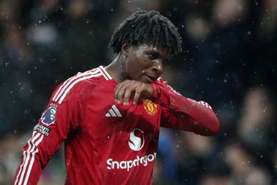 Cemas Saat Pegang Bola, Patrick Dorgu Alami Masalah Kepercayaan Diri di Manchester United