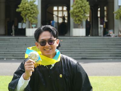 Kuliah Dengan Kerja Sambilan, Perjuangan Aji Bambang Sasongo Asal Tasikmalaya Jadi Lulusan Termuda Sarjana Terapan UGM Cumlaude Di Usia 20