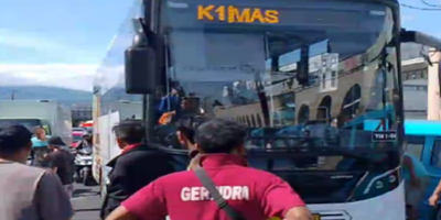 Protes Kehadiran TRANS Manado, Sopir Mikrolet Lakukan Penghadangan