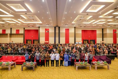 Hadiri Peringatan HGN 2025 Tingkat Sulsel, Gubernur Andi Sudirman Ajak Guru Perkuat Karakter Pelajar