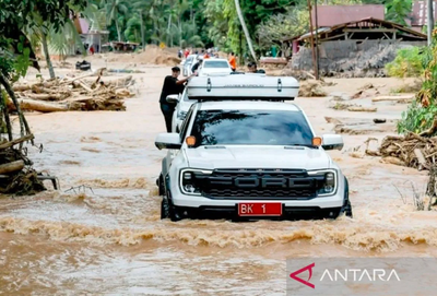 Akses Darat Tertutup, Bobby Nasution Tetap Berhasil Temui Pengungsi di Tapteng