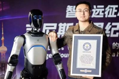 Robot Humanoid AgiBot A2 Pecahkan Rekor Dunia dengan Jalan Kaki 100 Km Nonstop!