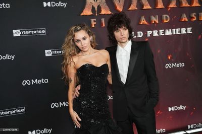 Miley Cyrus Pakai Cincin di Jari Manis, Tanda Sudah Tunangan dengan Maxx Morando?