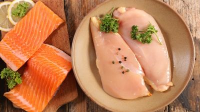 Salmon vs Ayam: Mana yang Lebih Sehat untuk Diet Anda?