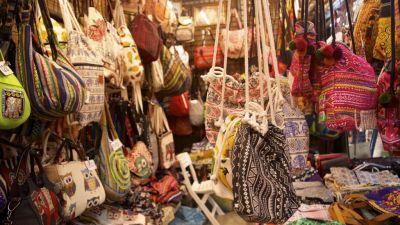 Turis Terkurung di Toko Oleh-Oleh di Chengdu: Sebuah Insiden Wisata yang Kontroversial