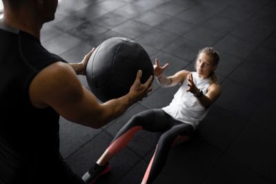 Bukan Cuma Bikin Bentuk Badan Bagus, Ini 12 Dampak Weight Training untuk Mental Kamu