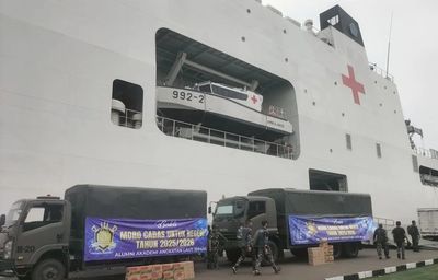 KRI dr. Radjiman Wedyodiningrat-992 Bawa Bantuan Air Bersih untuk Korban Bencana di Sumatera