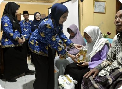 214 Kepala Keluarga di Desa Lebosari Mendapat bantuan Beras dan Minyak