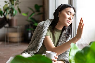 Reparenting: Cara Dewasa Mencintai Diri Sendiri Ketika Orang Tua Tidak Bisa