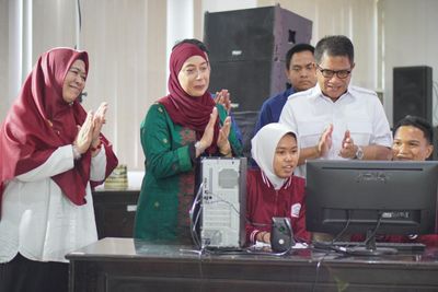 Siswa SRMA 26 Makassar Belajar Film Bareng TVRI Sulsel, Dirut TVRI Berikan Bantuan PC dan Kamera