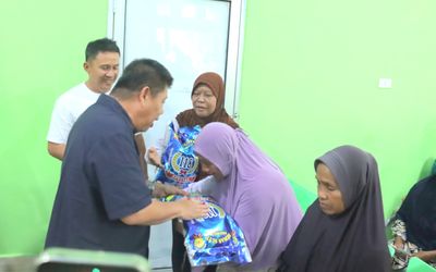 Gubernur Hidayat Arsani Bagikan Ratusan Karung Beras ke Desa Penyamun