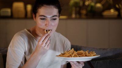 Mengapa Kita Sering Makan Berlebih di Malam Hari?