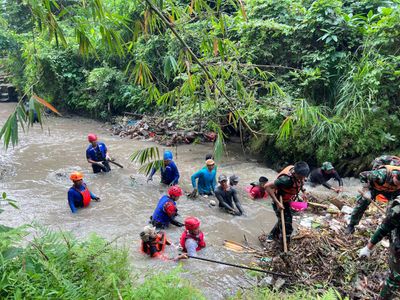 Antisipasi Banjir Relawan Sungai Cibanten Kembali Bersih Bersih Sungai