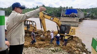 Presiden Prabowo Tinjau Pemasangan Jembatan Bailey di Teupin Mane