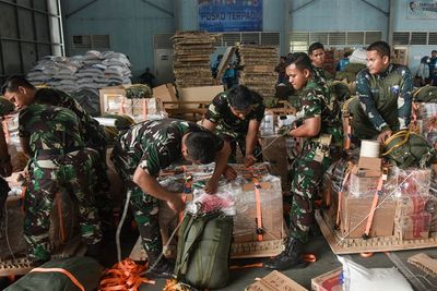 Presiden Pastikan Distribusi Bantuan Udara Tak Dilempar, Gunakan Sling Rope agar Tak Rusak