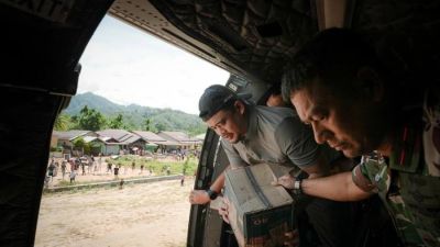 Bobby Nasution Beri Bantuan dari Helikopter kepada Korban Banjir di Sumatera Utara